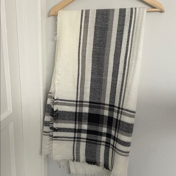 Black and white scarf Striped Shawl Wrap - Picture 6 of 6